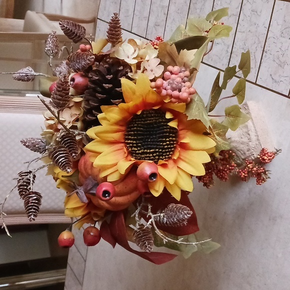 Harvest faux Floral display in "urn", Beautiful Autum colors by Valeri/Qvc, New - Picture 8 of 9